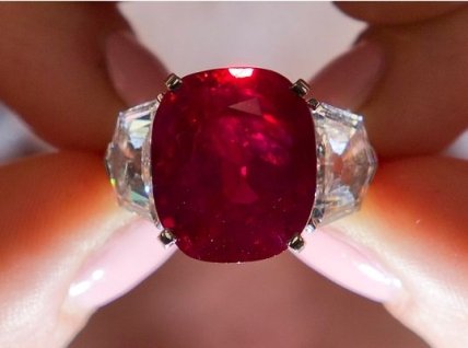Самый дорогой рубин в мире ушел с молотка аукциона Сотбис