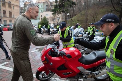 Кличко передав мотоцикли Патрульній поліції Києва