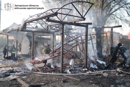 Наслідки удару Росії по зупинці у Запоріжжі