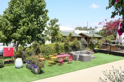 во дворе школы The King Solomon School