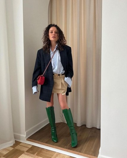 голубая рубашка на девушке