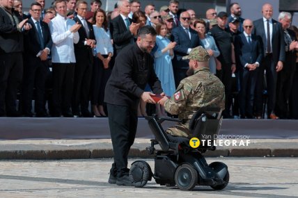 Владимир Зеленский вручил награды украинским героям