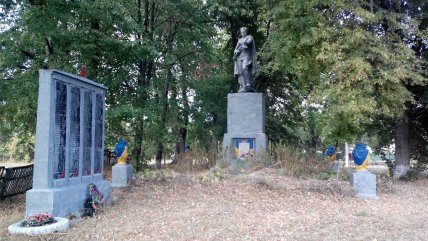 Братская могила советских воинов в Белогорилке