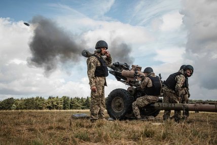 Украинские военные во время овладения L118 в Британии. Июль 2022 года. Британия. Фото: Генштаб ВСУ