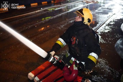 Спасатель тушит пожар в Одессе из-за российской атаки 13.12.2025