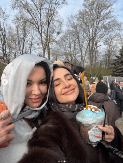 Анна Трінчер з мамою