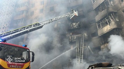 Одна з пошкоджених російською ракетою 9-поверхівок у Тернополі