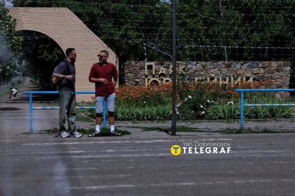 Мешканці біля Ювілейного парку в Краматоську