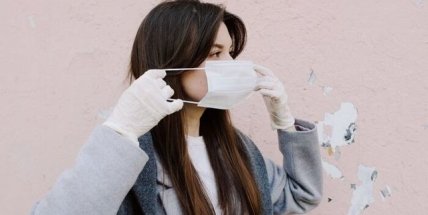 девушка в маске