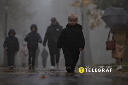 Люди проводят время с детьми на туманных улицах столицы