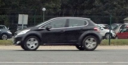 Новый хэтчбек Peugeot был замечен на дорогах Европы
