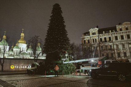 Установка елки в Киеве на Софийской площади 2025