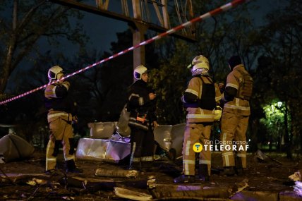 Рятувальники працюють на місці удару у Києві. Фото Ян Доброносов