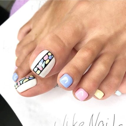 Тренди педикюру 2023 — геометрія та абстракція