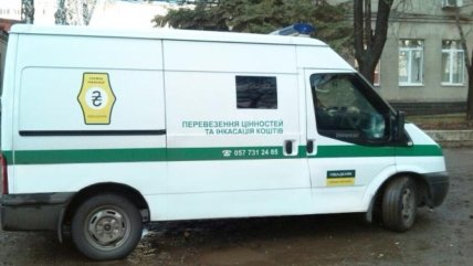 Автомобиль инкассации "Ощадбанка"