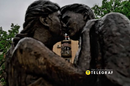 Пам'ятник в центрі міста виглядає ще драматичніше під дощем