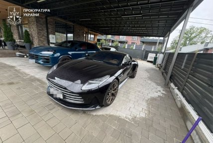 Автівки, що засвітилися під час обшуків. Фото - Прокуратура України
