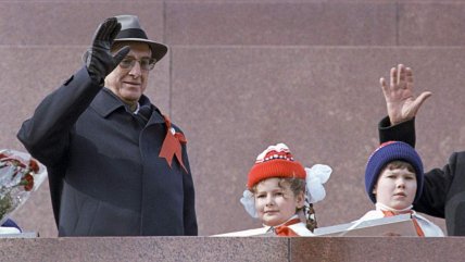 Андропов на трибуні мавзолею