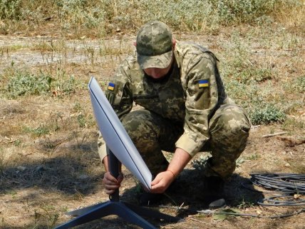 Український військовий зі Старлінком