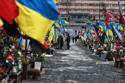 Тропинка на Марсовом поле во Львове