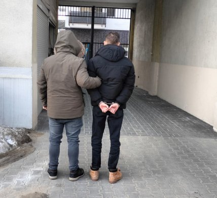 Поліція заарештували всіх чотирьох підозрюваних у сусідньому будинку