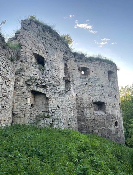 Залишки однієї зі стін Язловецького замку