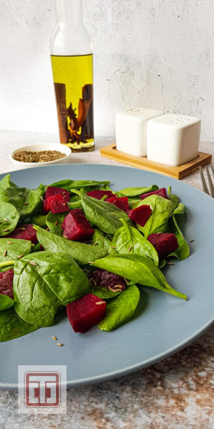 Салат со шпинатом и печеной свеклой