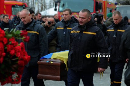 У Києві провели в останню путь рятувальника Зіброва, який загинув від атаки РФ