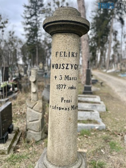 Надписи польском на большинстве из надгробий кладбища в Житомире.