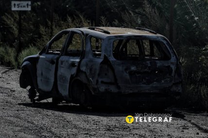 На вулицях міста стоять згорівші автомобілі
