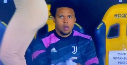 Уэстон Маккенни засмотрелся а журналистку