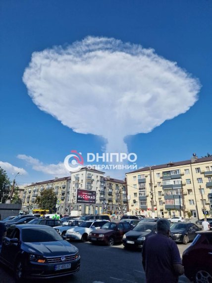Хмара, що нагадує ядерний гриб над Дніпром