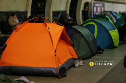 Люди з наметами в метро