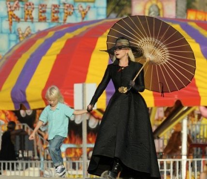 Леди Гага отправила своему коллеге странную посылку