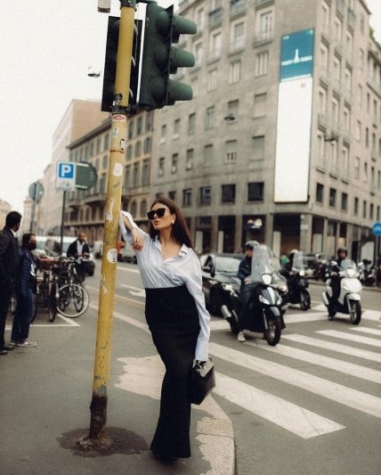 голубая рубашка на девушке