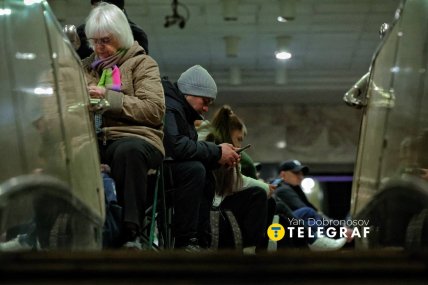 Жителі Києва ховаються від російських ракет у підземці 14.03.2026