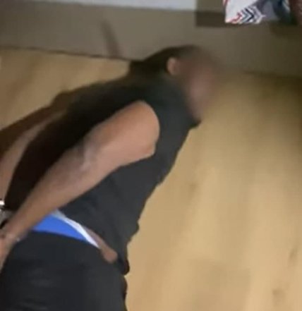 Человек - задержанный - лежит на полу