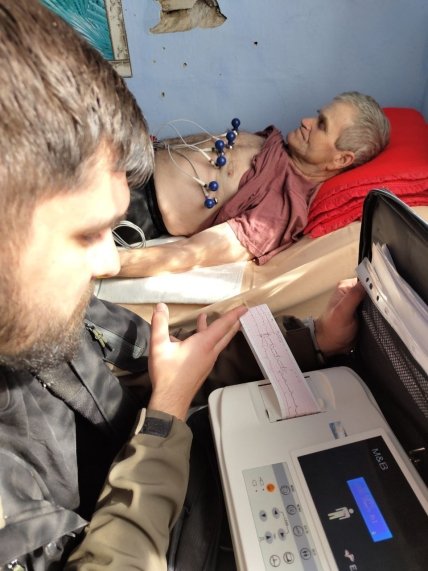 Врач делает кардиограмму мужчине