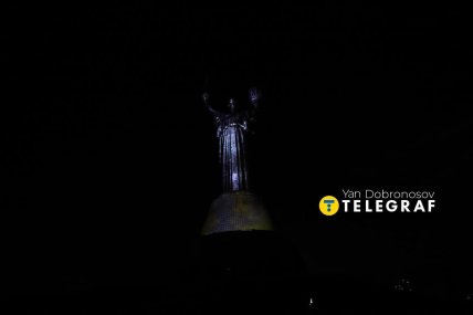 Лазерно-світлове шоу на монументі Батьківщина-Мати у Києв