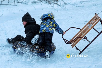 Дети радуются снегу в Краматорске.