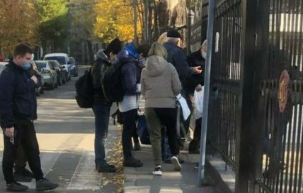 Студенты перед входом в ХПИ