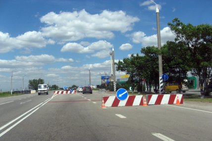 Бетонные блоки на дороге