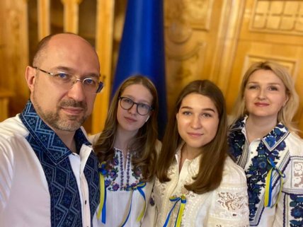 Денис Шмыгаль дочери Анна и София