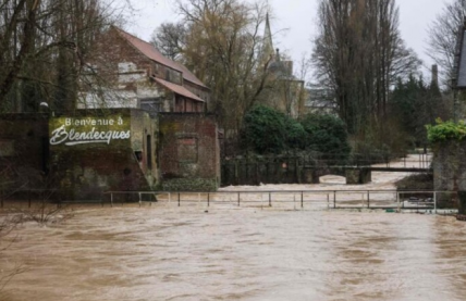 Здания в воде, последствия наводнения в Франции