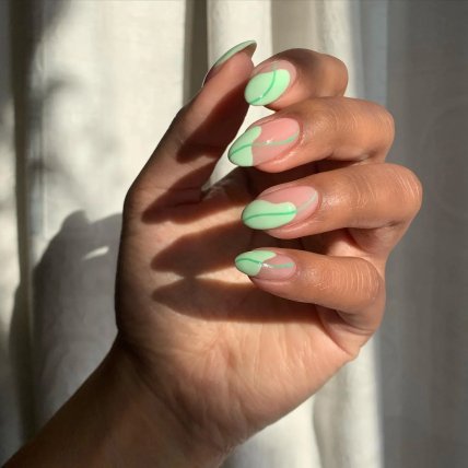 Зеленый маникюр