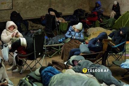 Кияни ночують в метро під час ракетної атаки