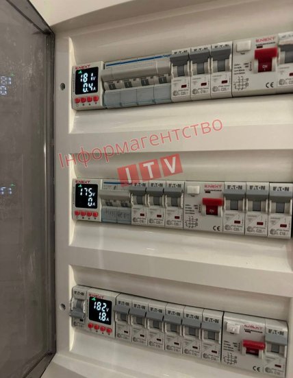 Прилад показує рівень напруги 175-182 В