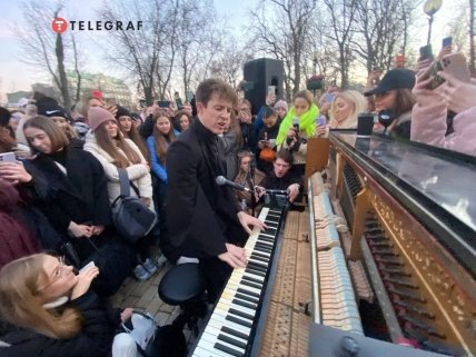 Стивен Ридли играет на фортепиано