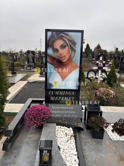 Могила блогерши Анастасии Шеремет