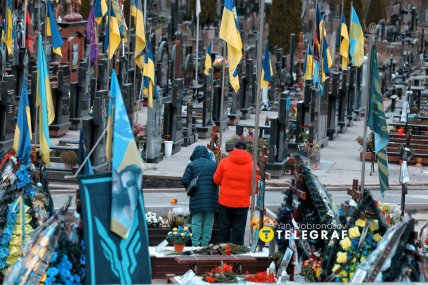 Рідні прибирають могили полеглих захисників перед святами на Лісовому цвинтарі